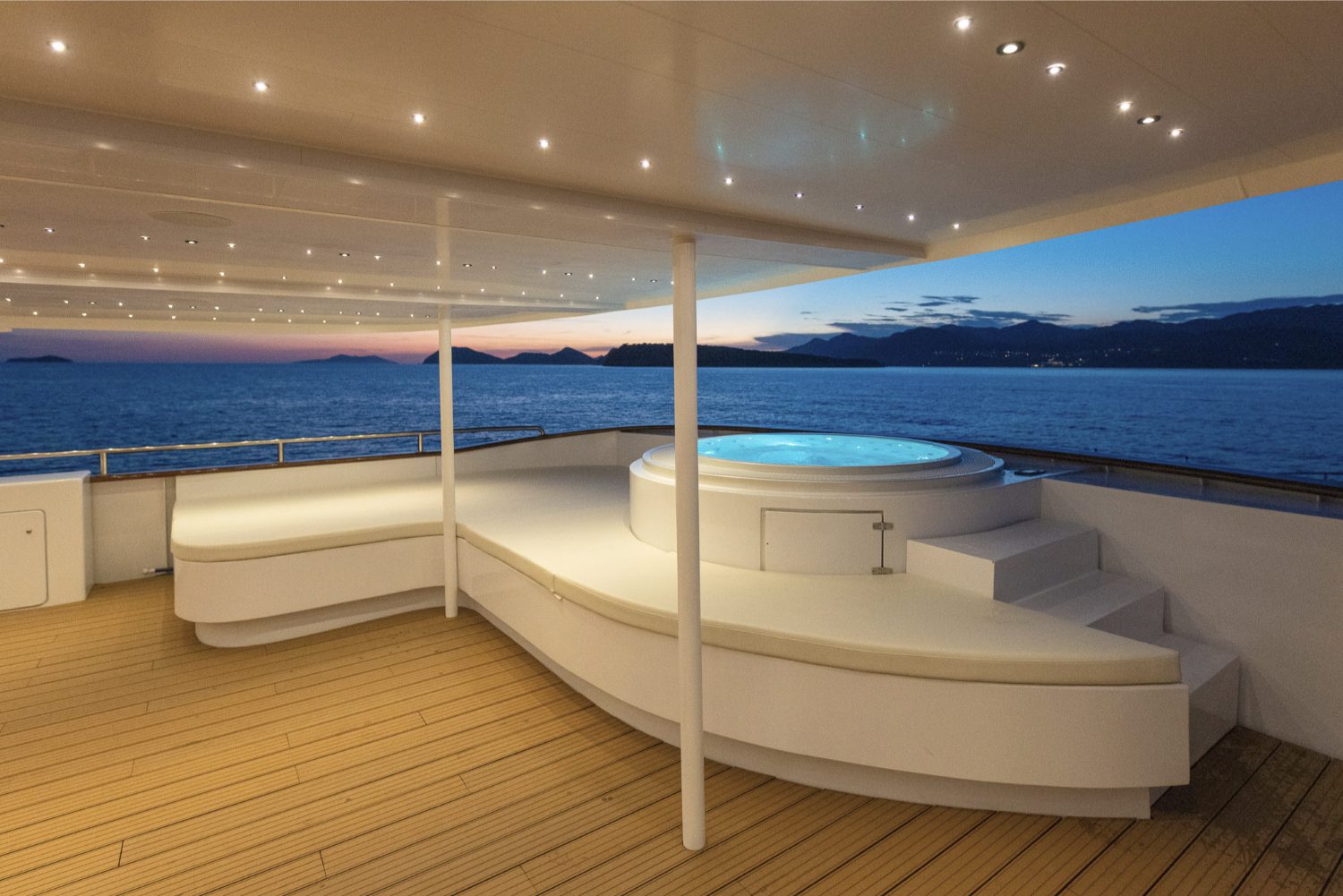Contessa - Jacuzzi evening view