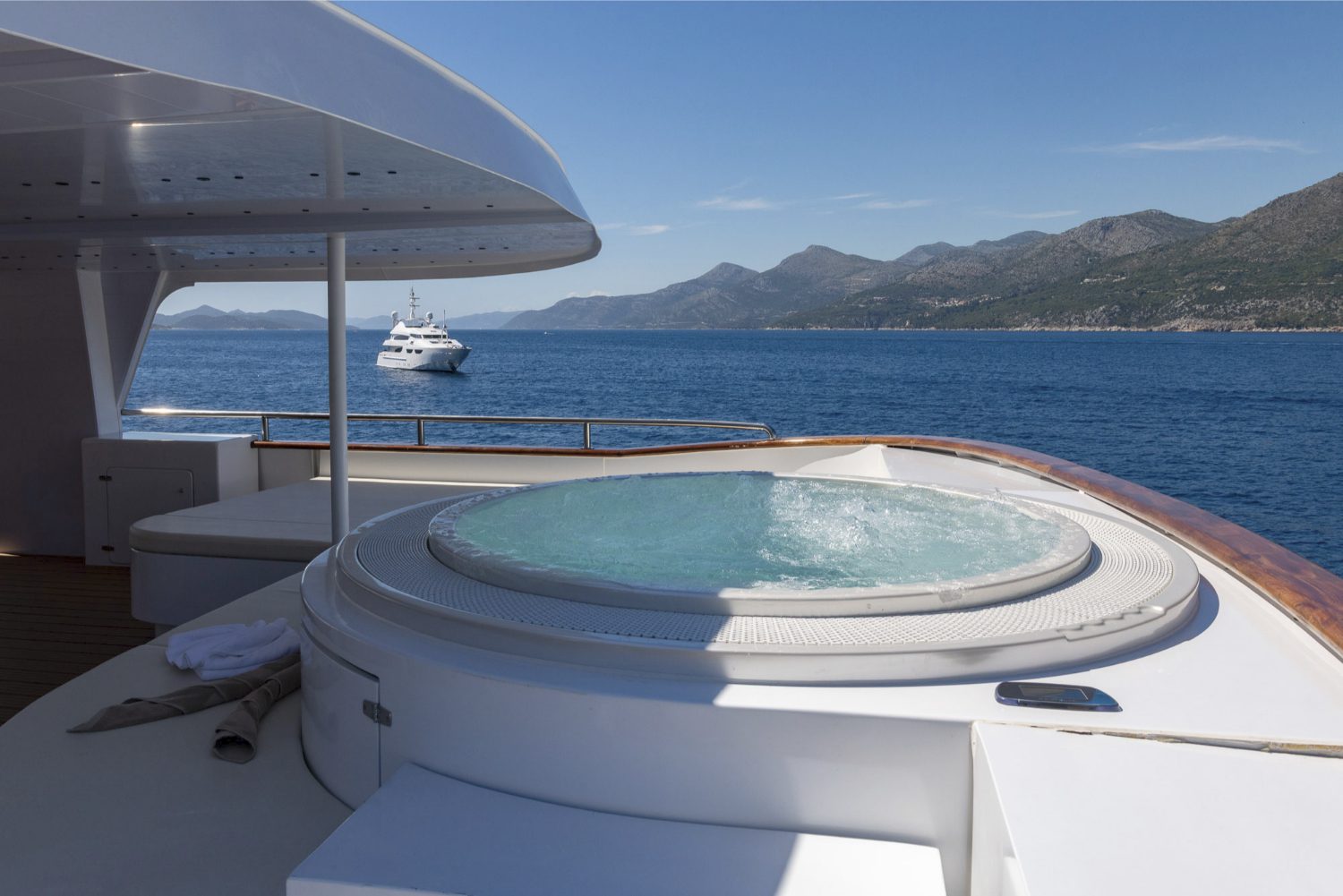 Contessa - Jacuzzi on Sundeck